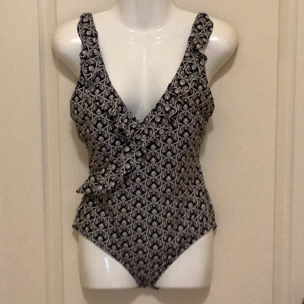 NIP TUCK one-piece ruffled edges black white designs US size (6) adjust …